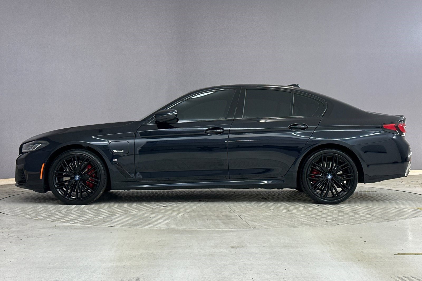 Certified 2023 BMW 530e w/ M Sport Package image 2