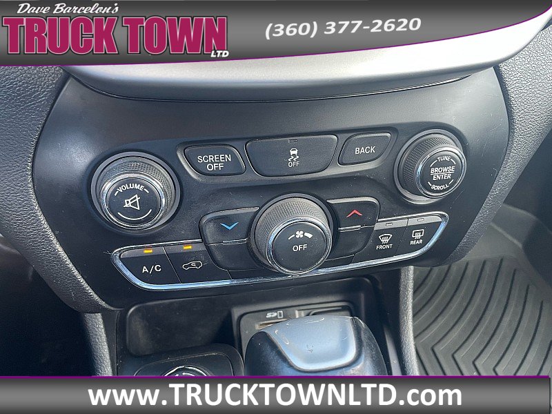Used 2018 Jeep Cherokee Latitude Plus AWD/4WD image 30