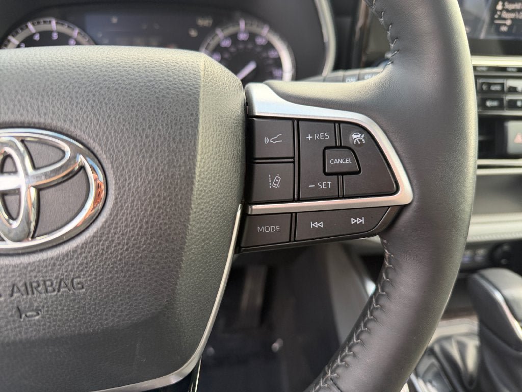 Used 2022 Toyota Highlander Platinum AWD/4WD image 16