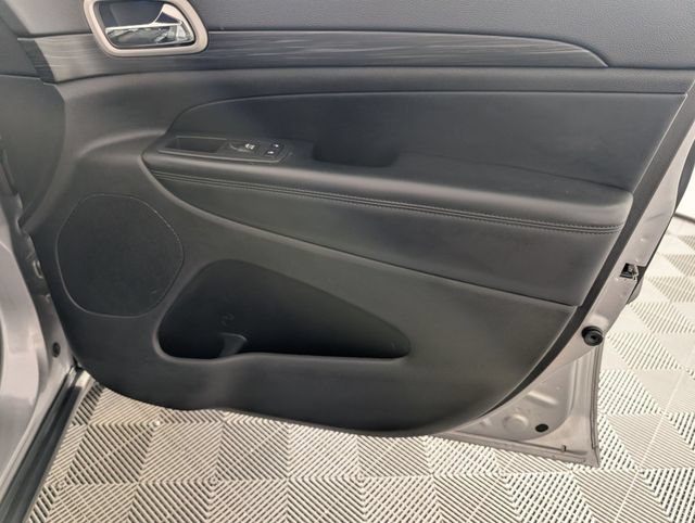 Used 2020 Jeep Grand Cherokee Laredo RWD image 31