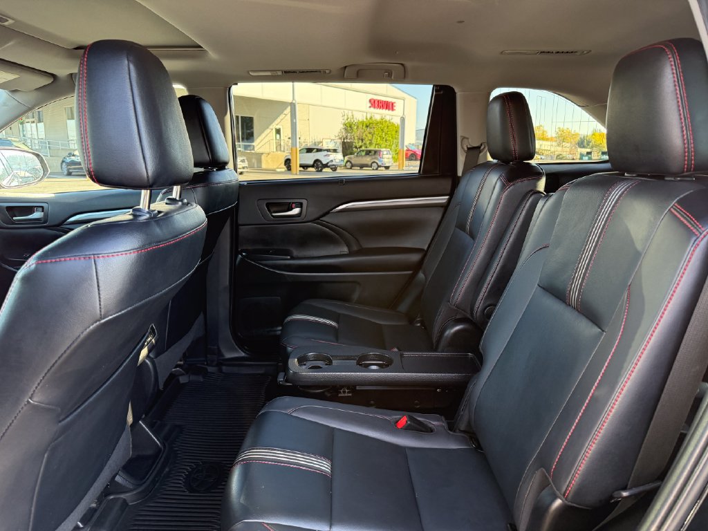Used 2019 Toyota Highlander SE AWD/4WD image 17