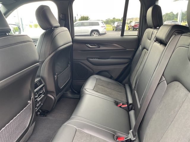 Used 2025 Jeep Grand Cherokee Altitude RWD image 19