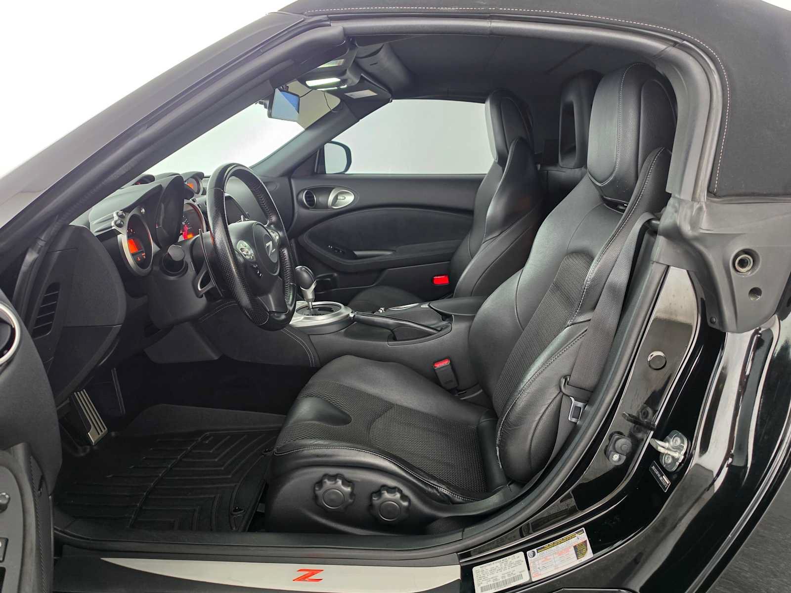Used 2018 Nissan 370Z Touring RWD image 16