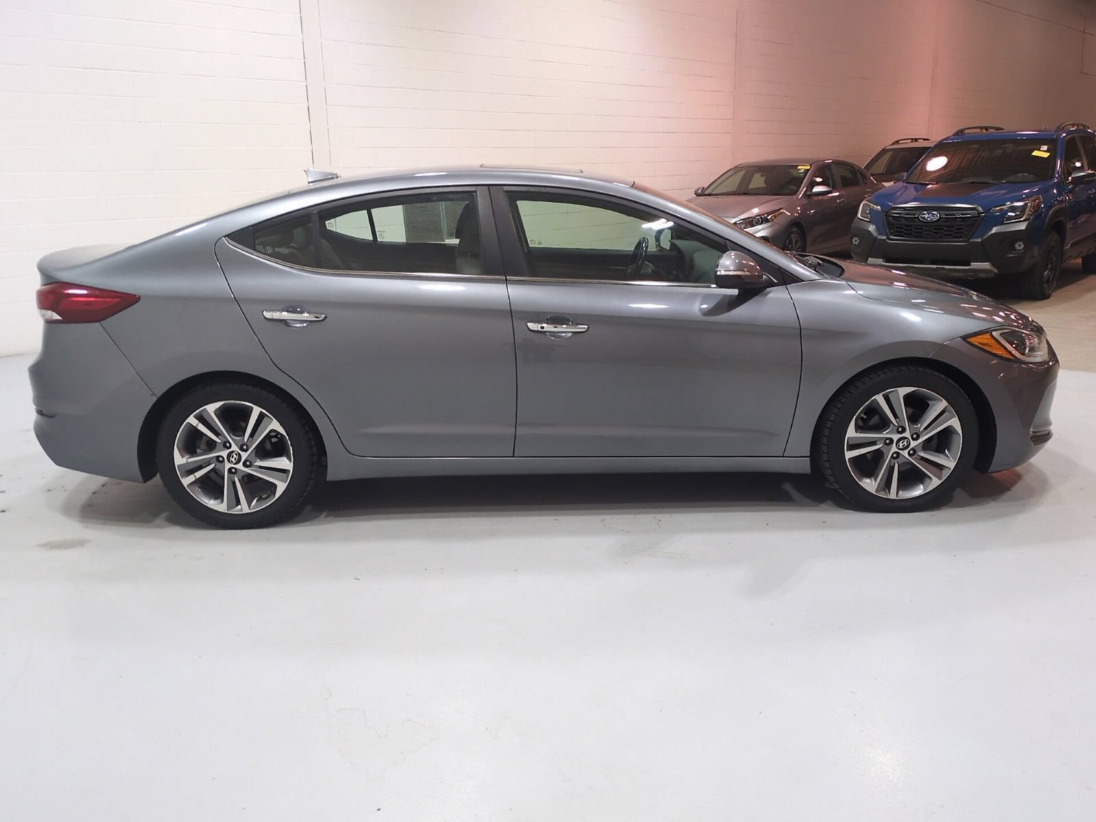 Used 2017 Hyundai Elantra Limited w/ Limited Tech Package 04 FWD image 2
