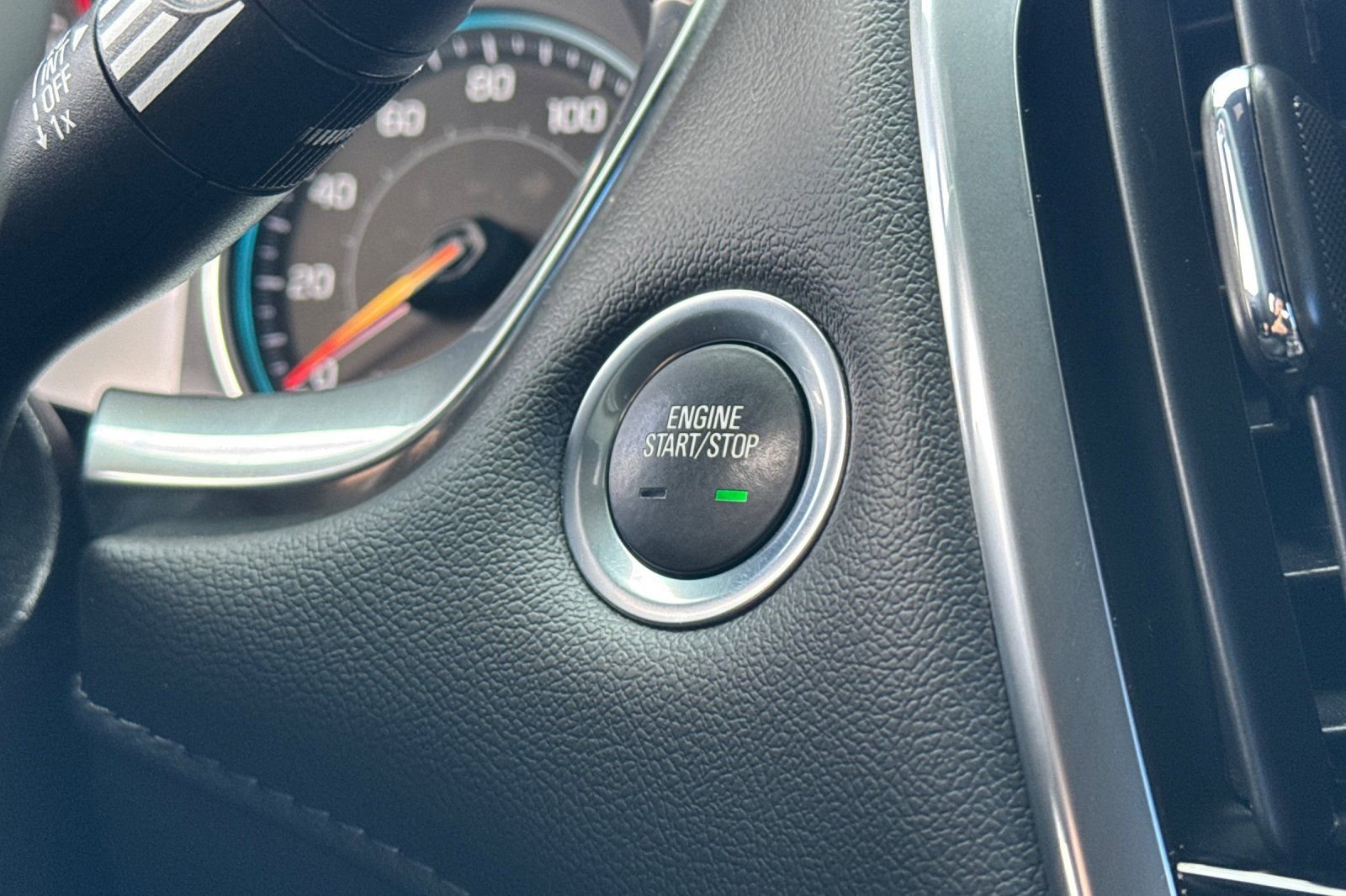 Used 2023 Chevrolet Traverse LT image 32