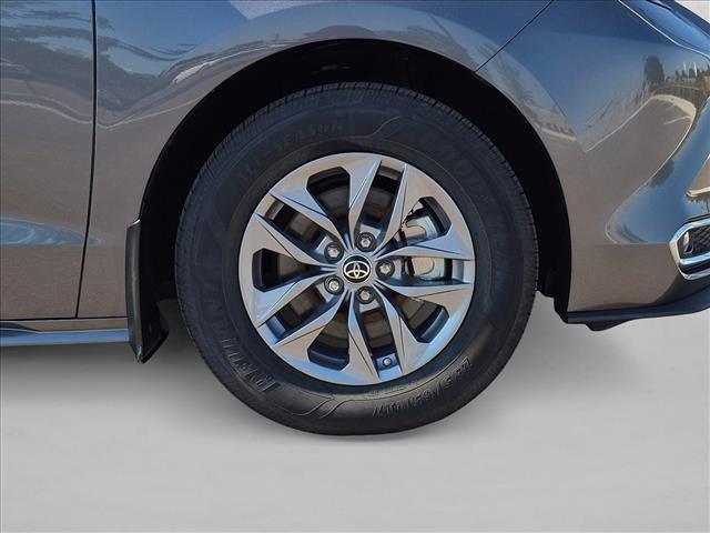 Used 2022 Toyota Sienna XLE FWD image 23