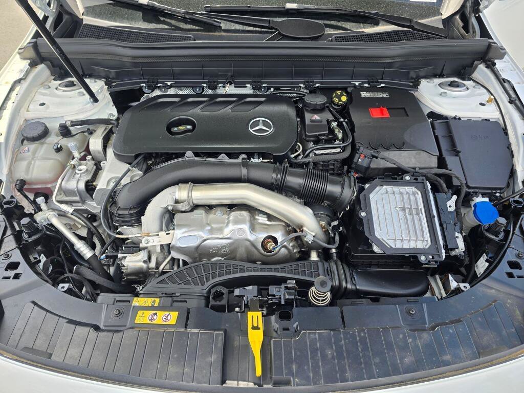 Used 2025 Mercedes-Benz GLB 250 4MATIC image 9