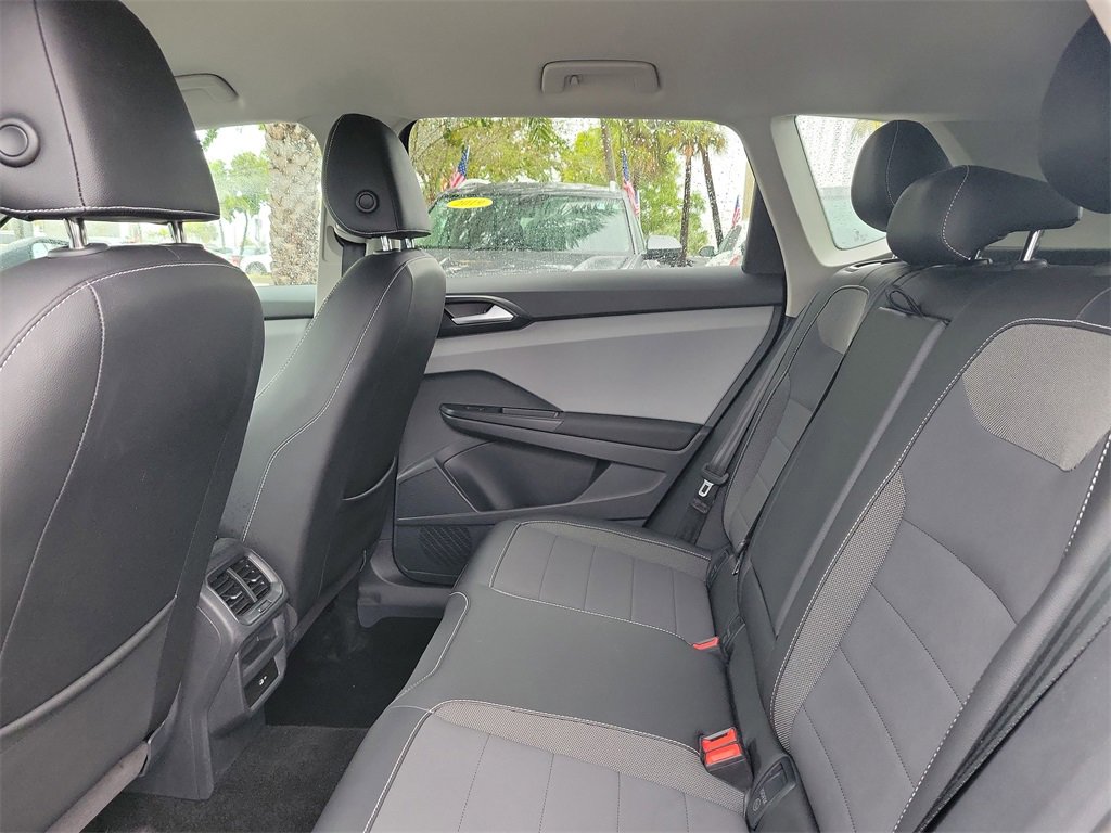 Used 2023 Volkswagen Taos SE w/ Black Wheel Package image 8