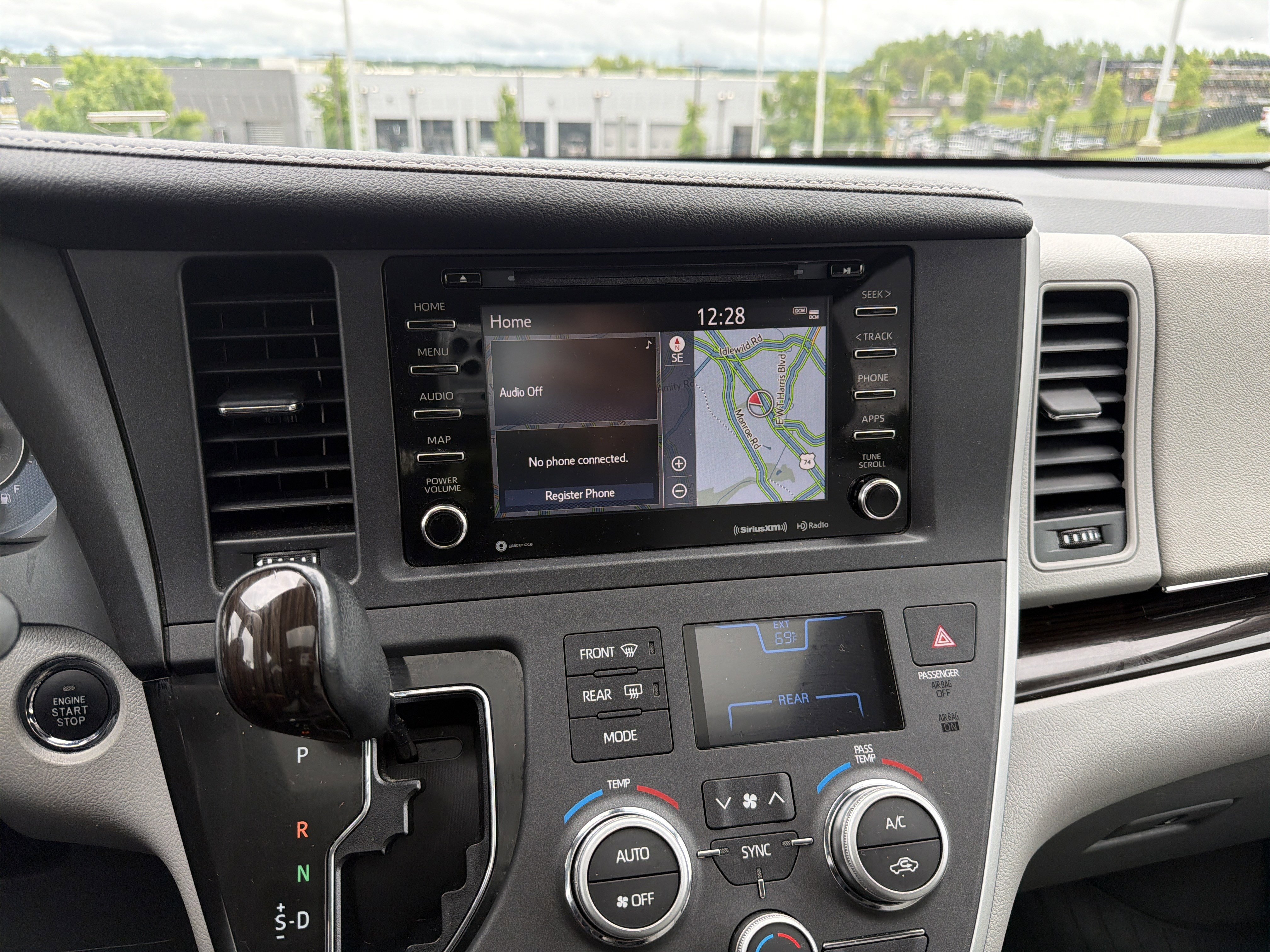 Used 2020 Toyota Sienna XLE w/ XLE Navigation Package FWD image 23