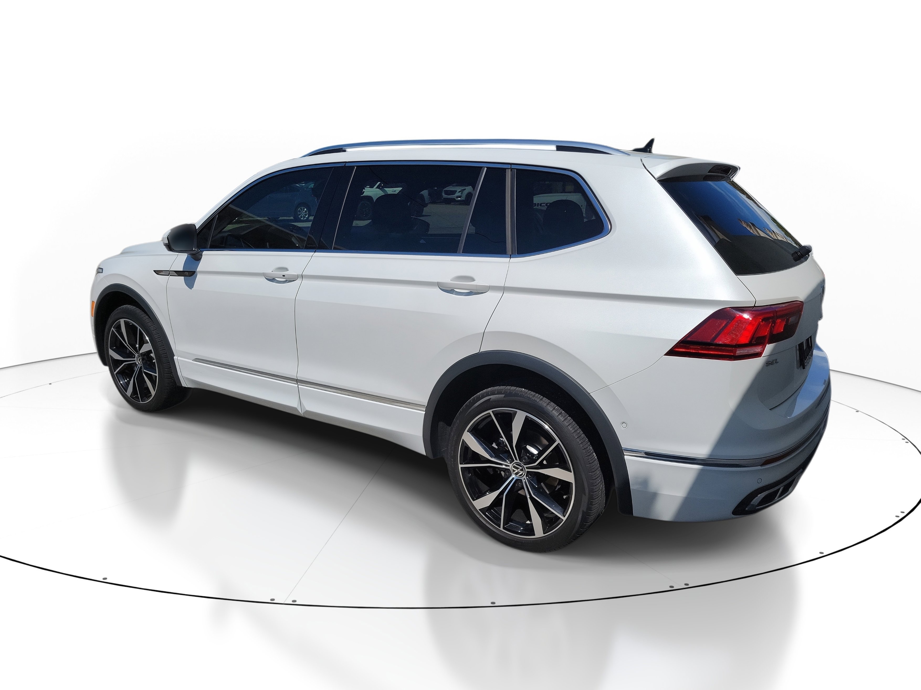 Used 2023 Volkswagen Tiguan SEL R-Line image 4
