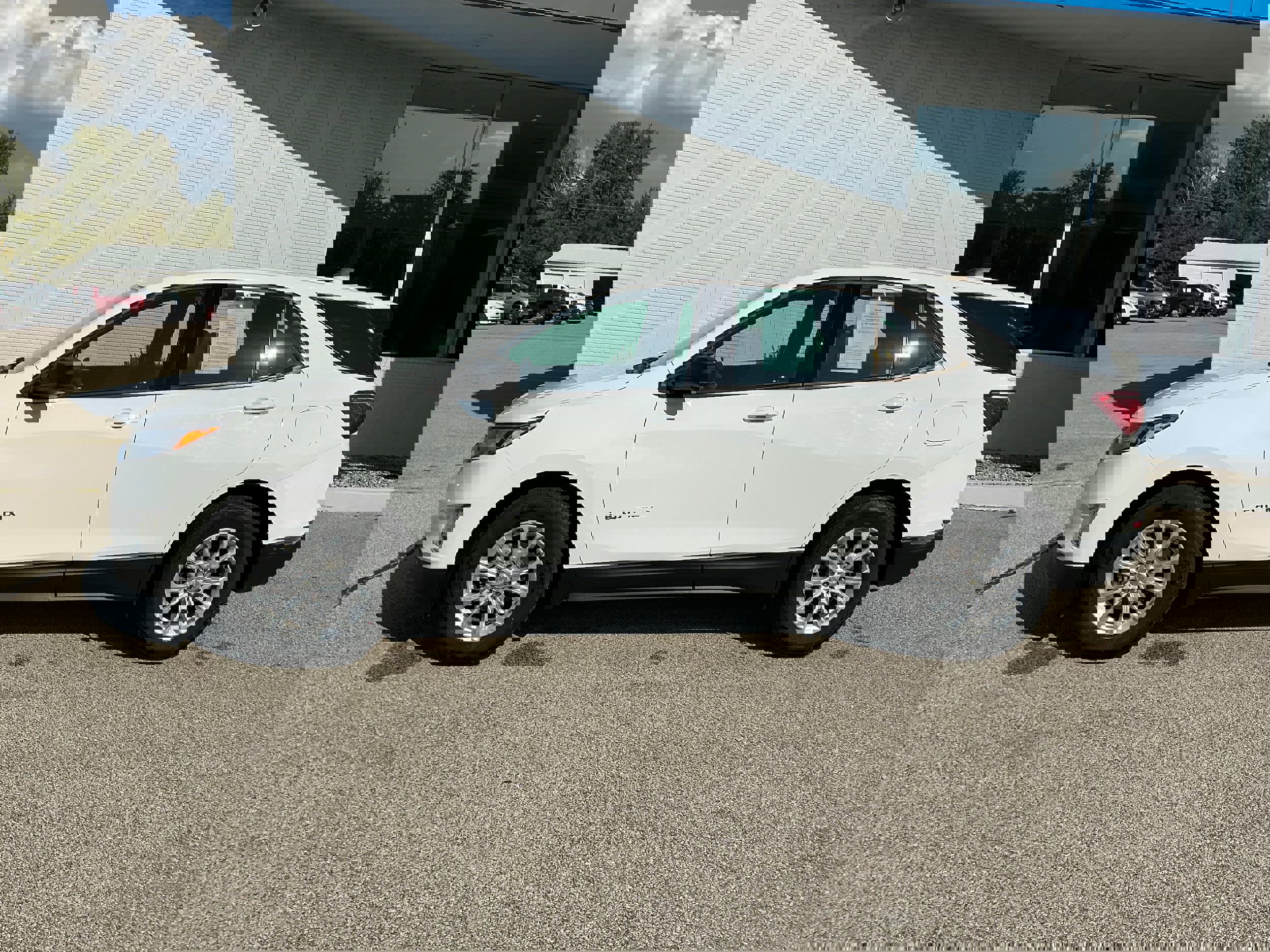 Used 2019 Chevrolet Equinox LS image 2