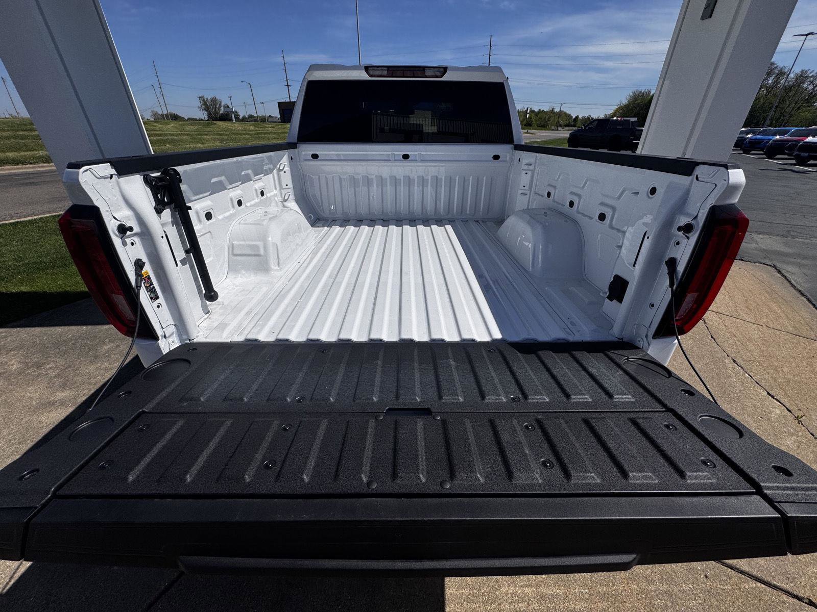 Used 2025 GMC Sierra 1500 SLT AWD/4WD image 11