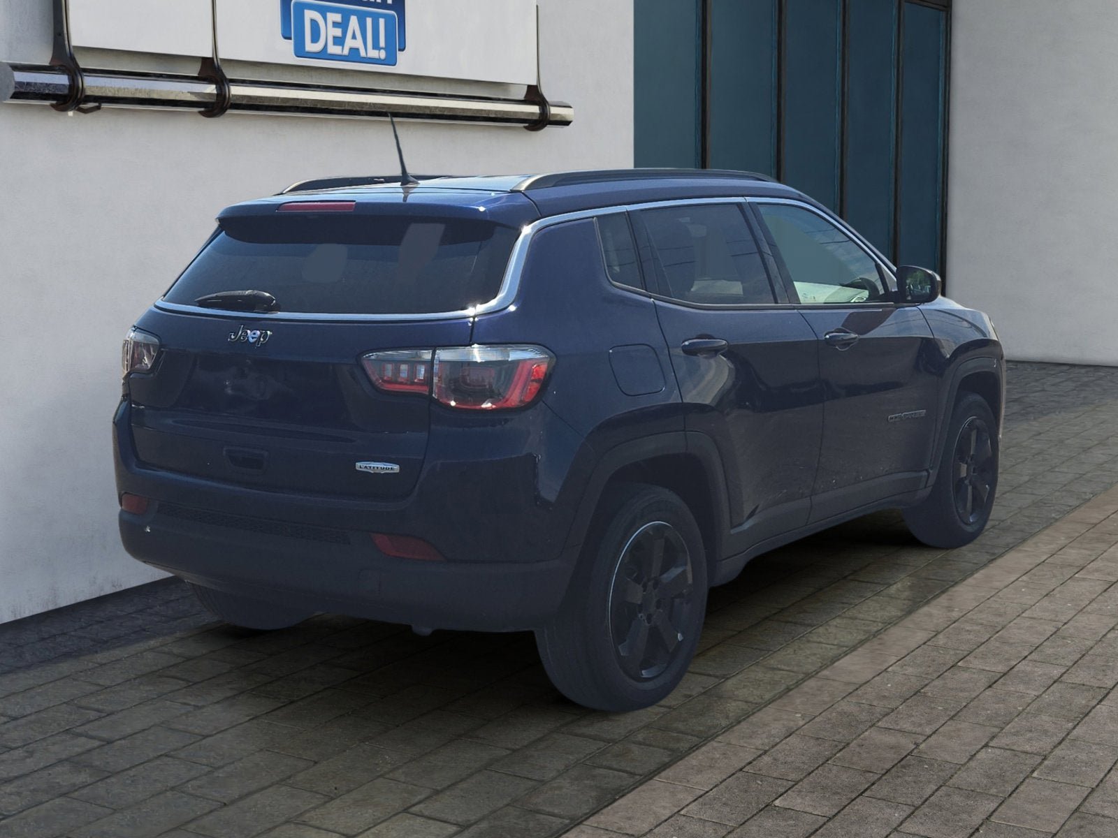 Used 2018 Jeep Compass Latitude w/ Cold Weather Group FWD image 3