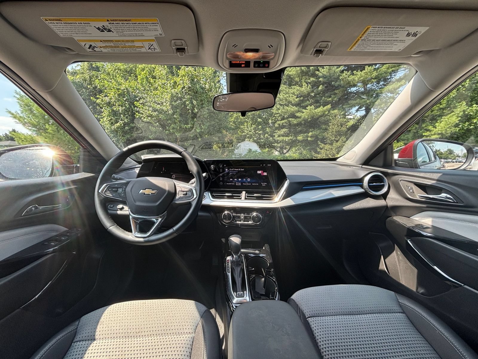 Used 2025 Chevrolet Trax LT w/ LT Convenience Package FWD image 32