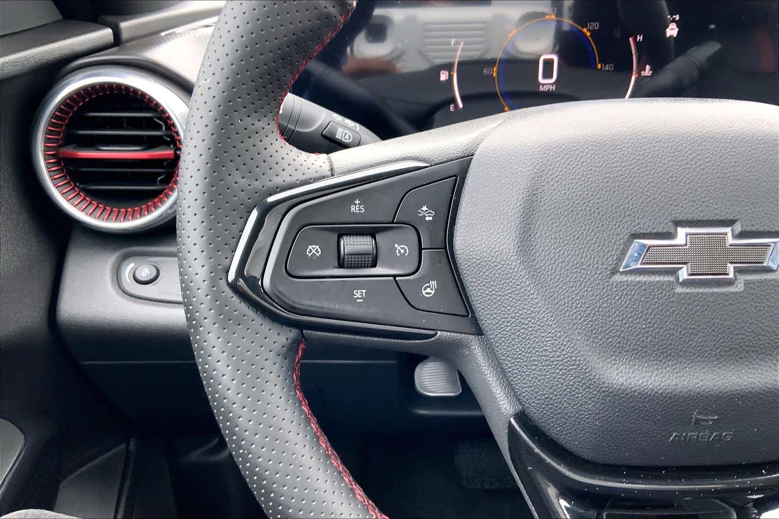 Used 2025 Chevrolet Trax RS FWD image 24