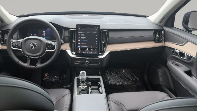 Used 2025 Volvo XC90 B5 Core AWD/4WD image 15