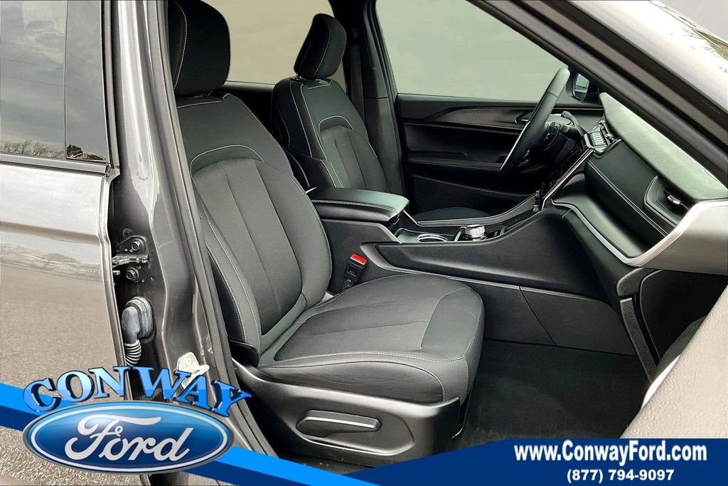 Used 2025 Jeep Grand Cherokee L Laredo w/ Luxury Tech Group I image 32