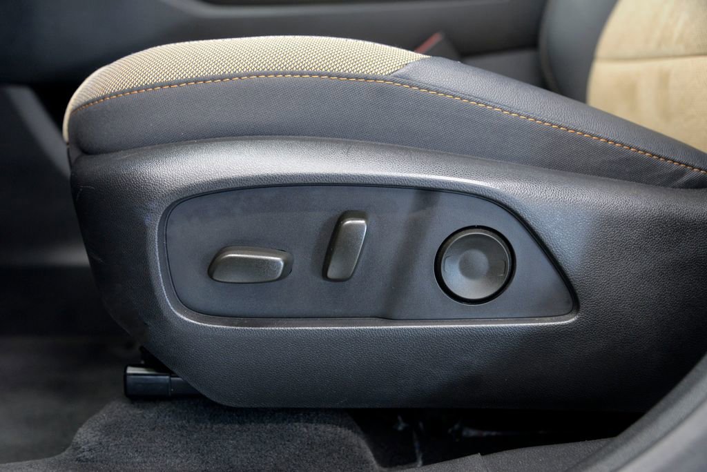 Used 2025 Chevrolet Equinox ACTIV w/ Safety and Technology Package image 16