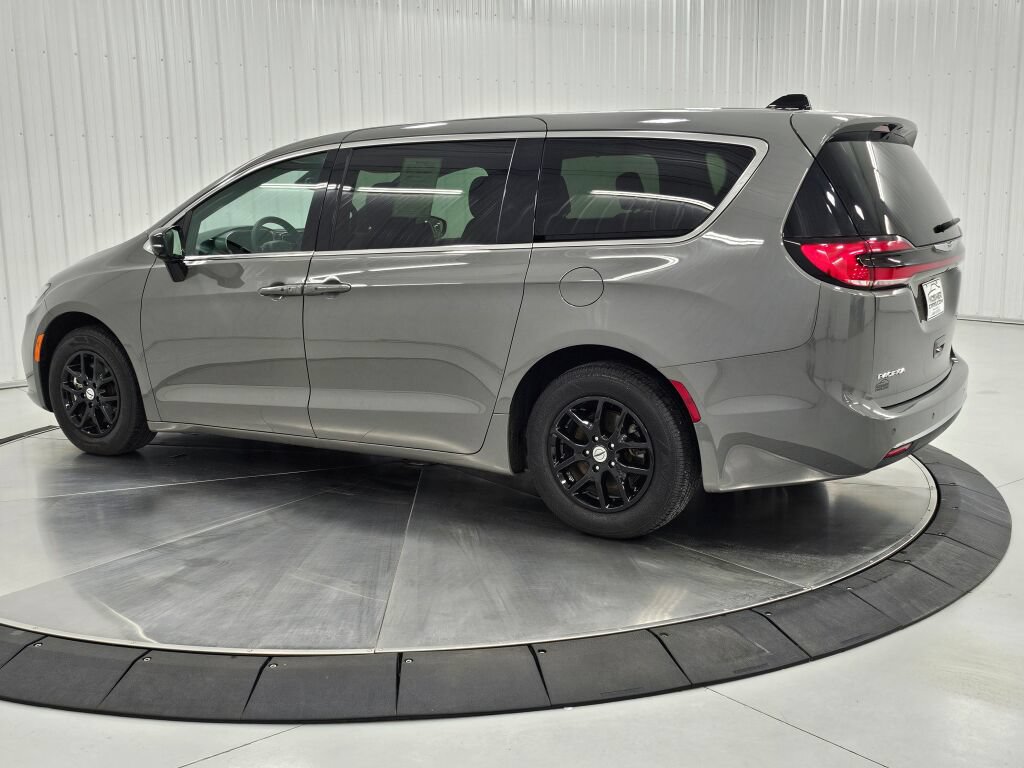 Used 2025 Chrysler Pacifica Select FWD image 3