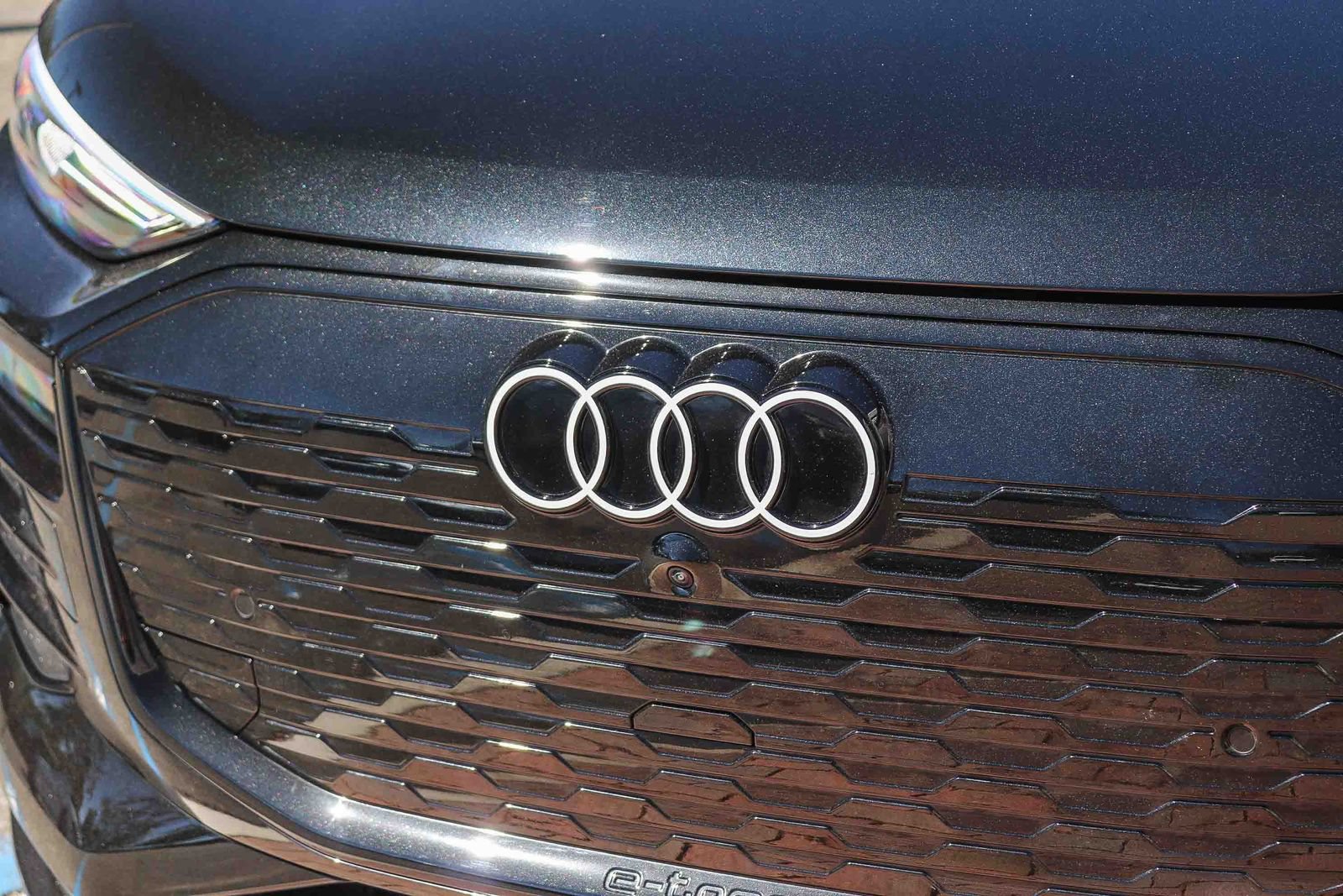 Certified 2025 Audi Q6 e-tron Premium w/ Convenience Package AWD/4WD image 13