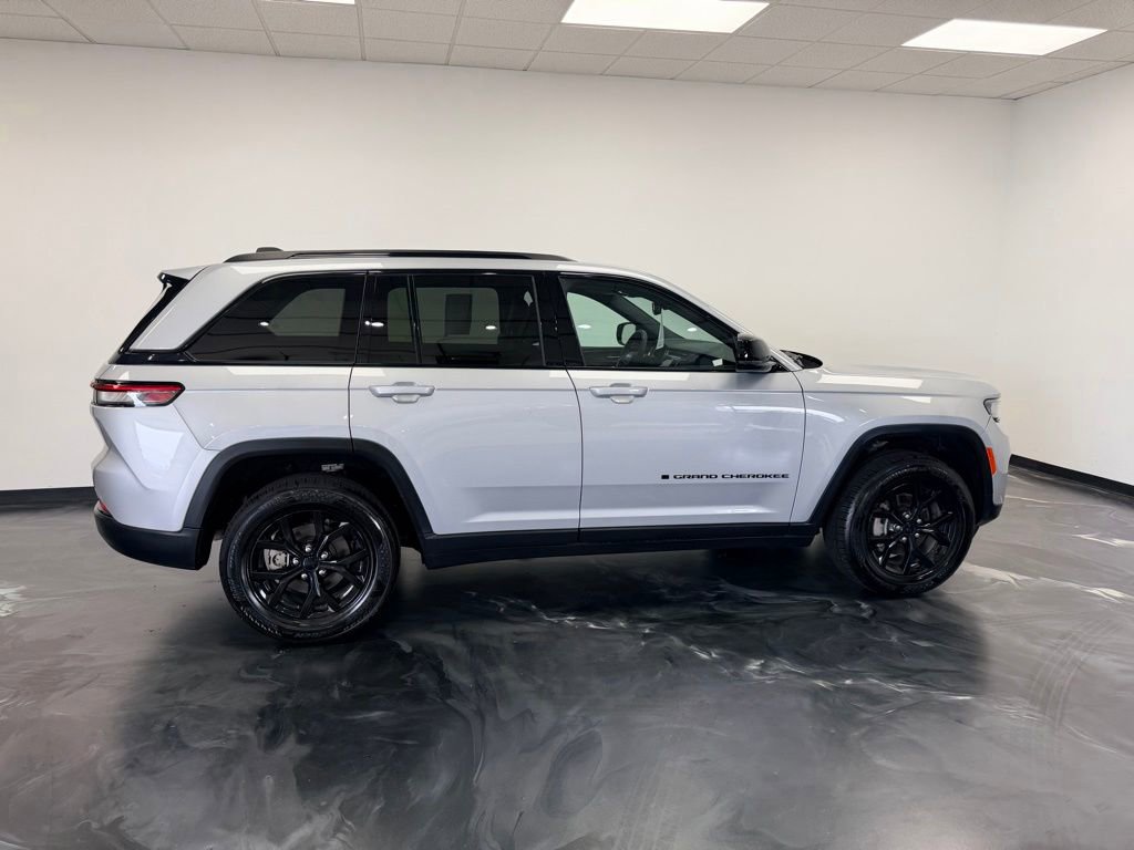 Used 2024 Jeep Grand Cherokee Altitude AWD/4WD image 22