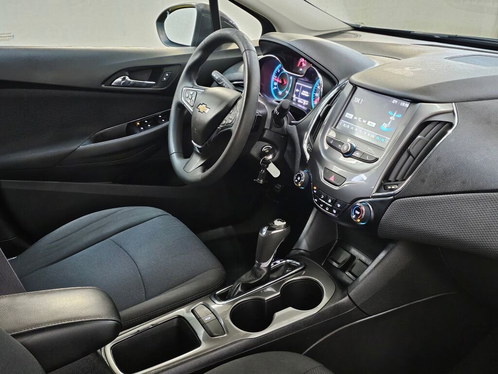 Used 2017 Chevrolet Cruze LT FWD image 10