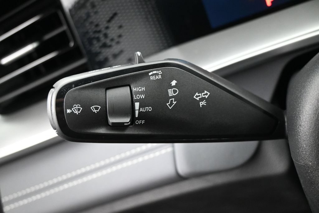 Used 2025 Volkswagen Tiguan SE R-Line FWD image 13