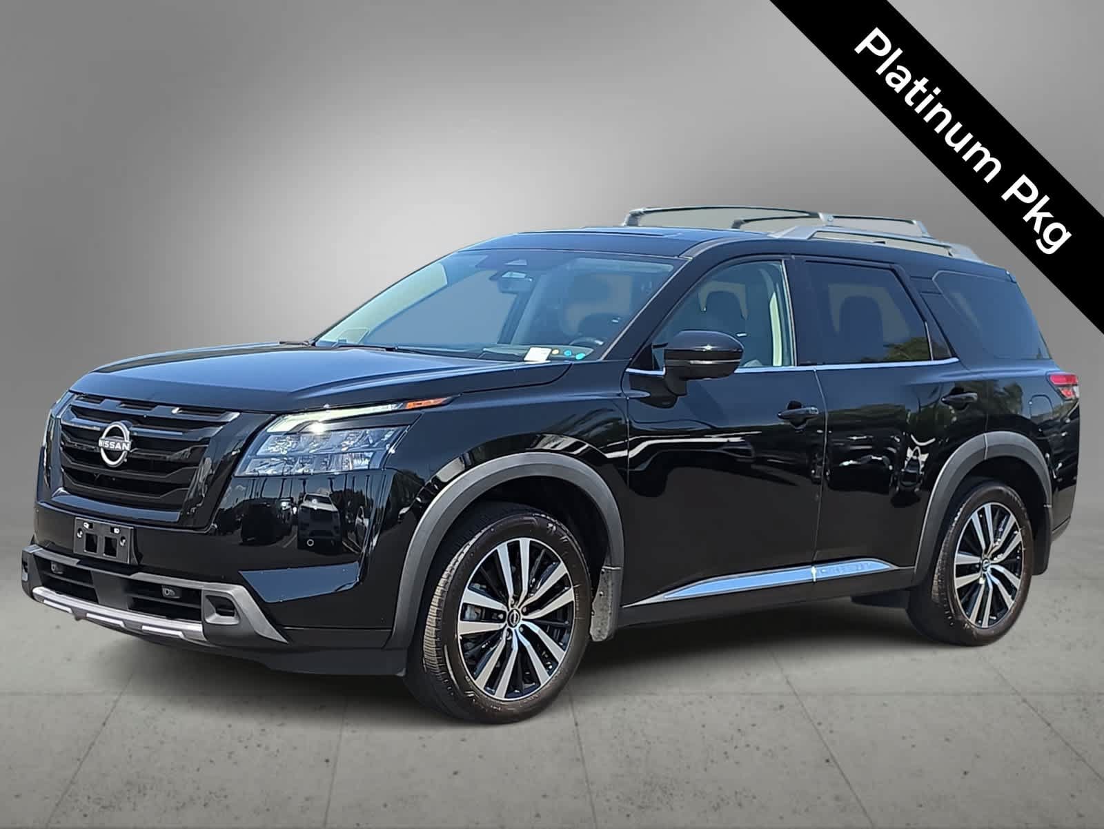 Used 2025 Nissan Pathfinder Platinum w/ Black Appearance Package FWD image 4