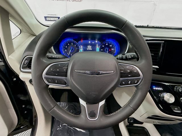 Used 2024 Chrysler Pacifica Touring-L image 11