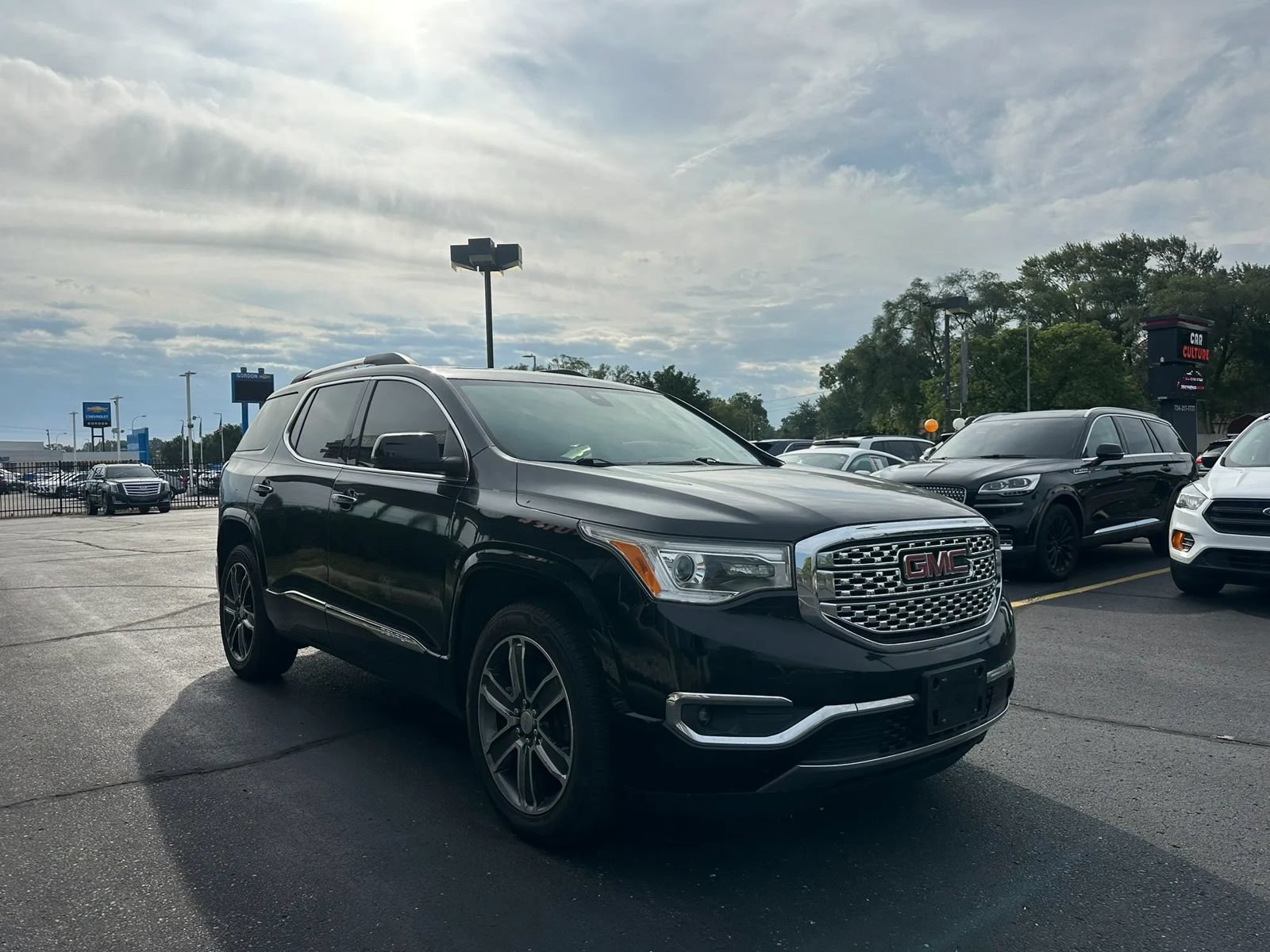 Used 2019 GMC Acadia Denali w/ Technology Package FWD image 3