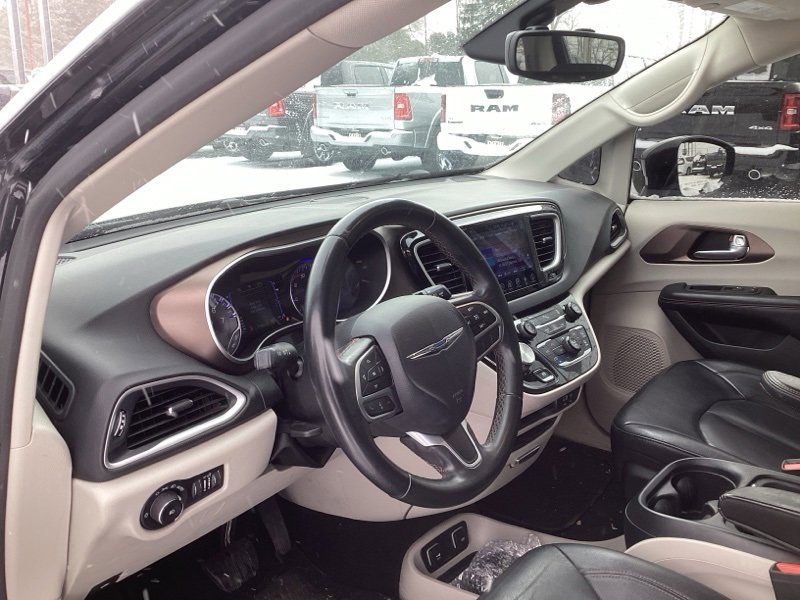 Used 2017 Chrysler Pacifica Touring-L image 19