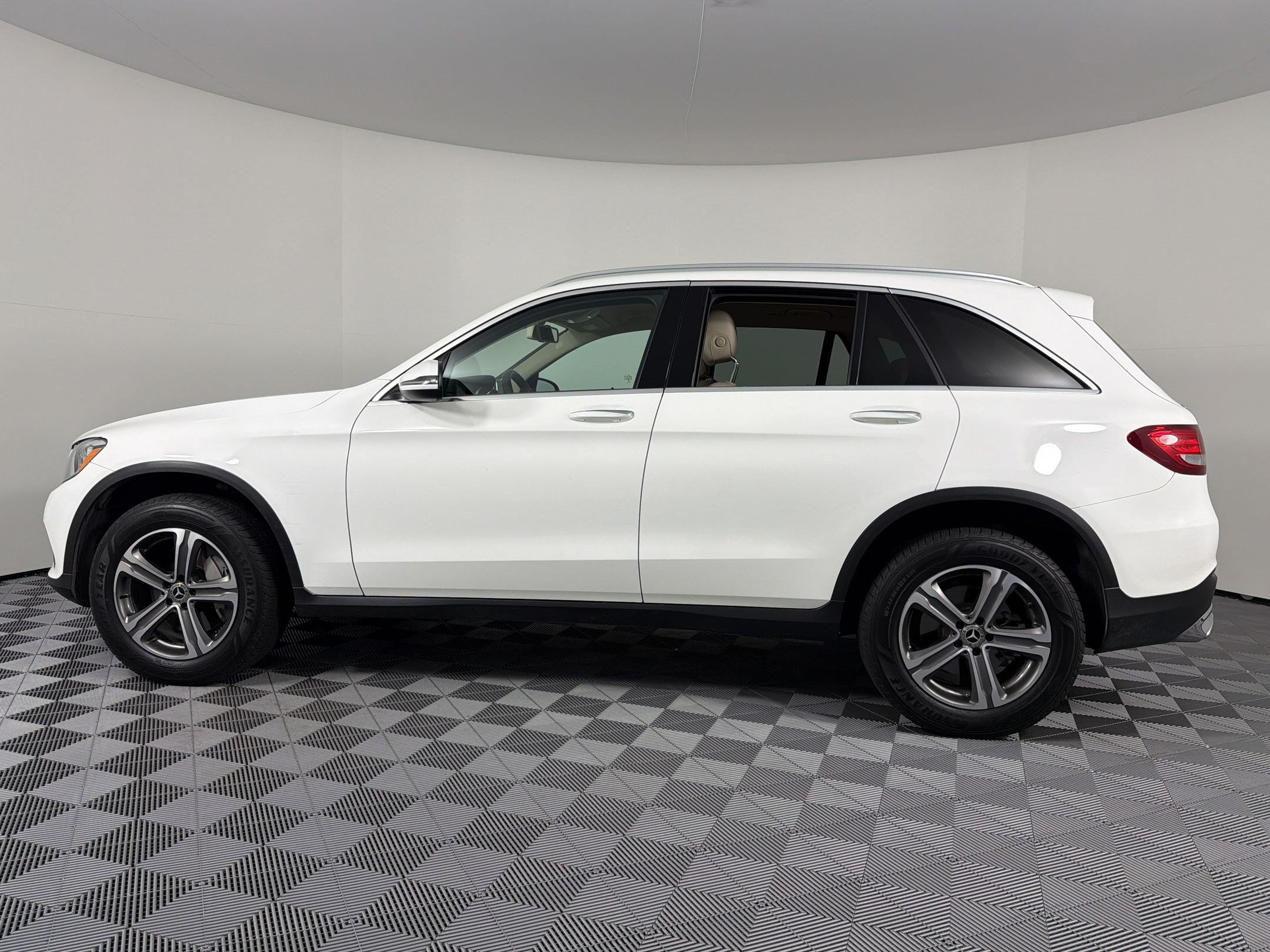 Used 2017 Mercedes-Benz GLC 300 image 2
