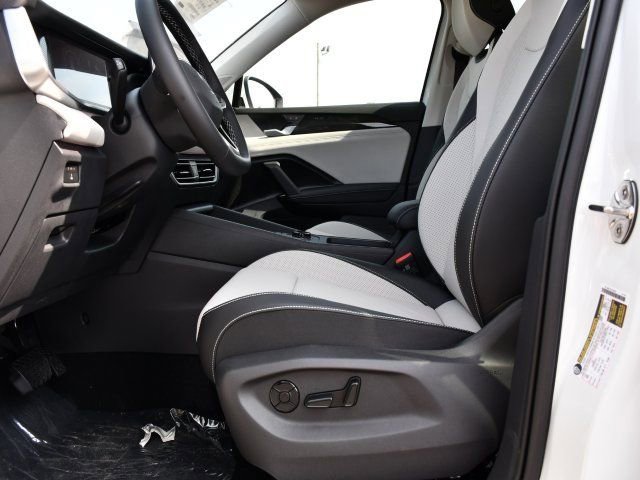 New 2025 Volkswagen Tiguan SE image 12