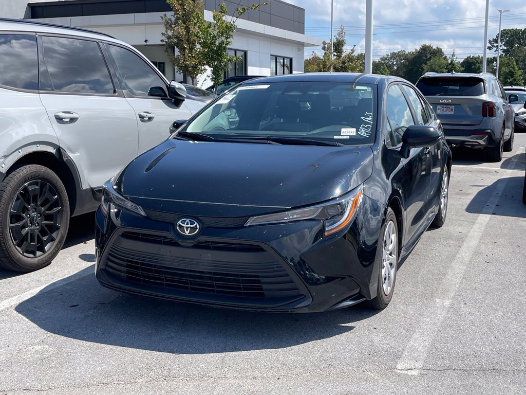 Used 2025 Toyota Corolla LE FWD image 3