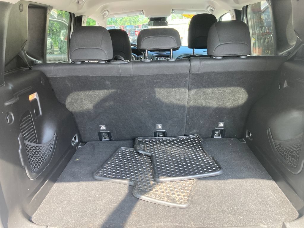 Used 2019 Jeep Renegade Latitude w/ Cold Weather Group AWD/4WD image 29