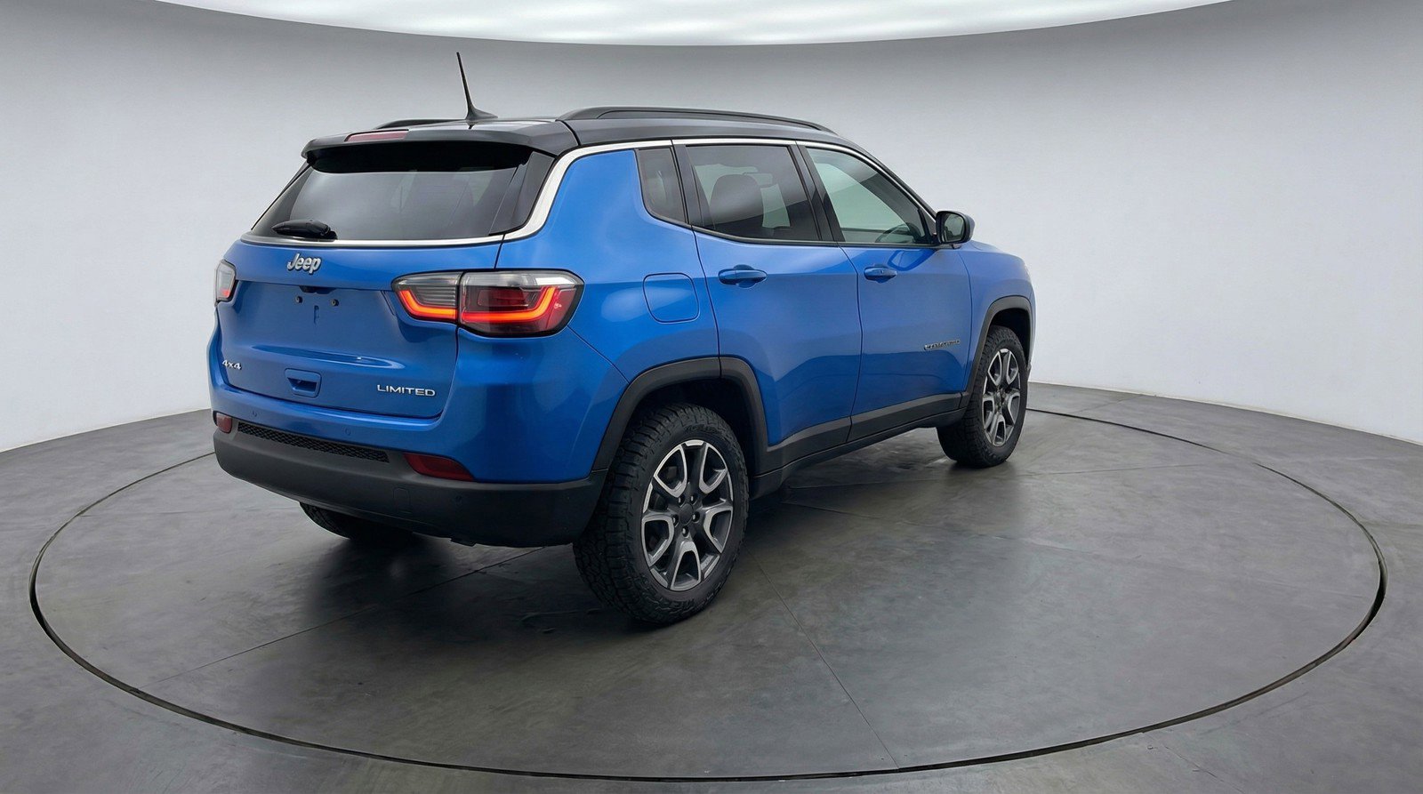 Used 2025 Jeep Compass Trailhawk AWD/4WD image 9