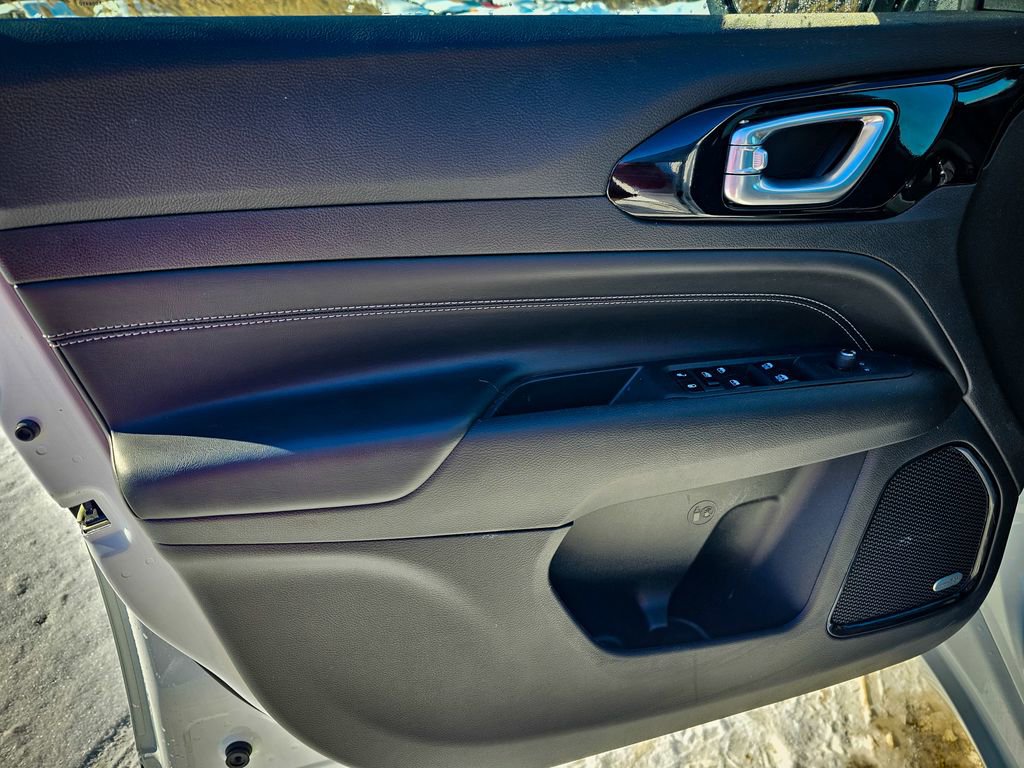 Certified 2024 Jeep Compass Limited w/ High Altitude Package image 9