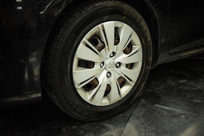 Used 2013 Toyota Yaris LE FWD image 3