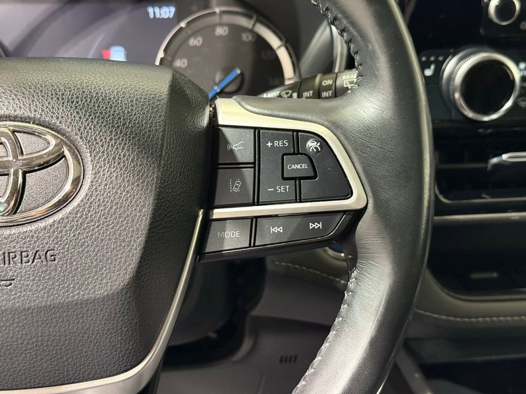 Used 2022 Toyota Highlander XLE AWD/4WD image 27