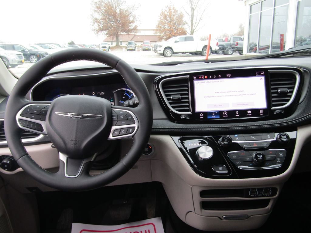 Used 2023 Chrysler Pacifica Touring-L image 5