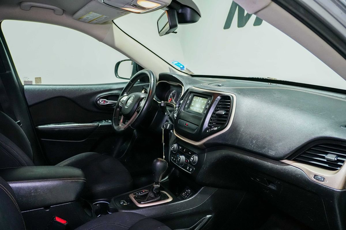 Used 2016 Jeep Cherokee Latitude FWD image 24