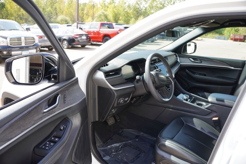 Certified 2025 Jeep Grand Cherokee Limited image 14