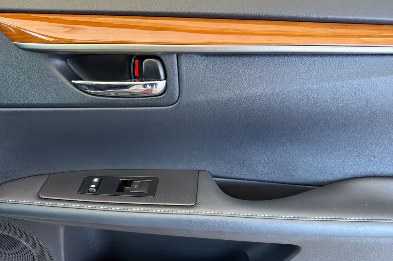 Used 2013 Lexus ES 300h w/ Luxury Pkg FWD image 18