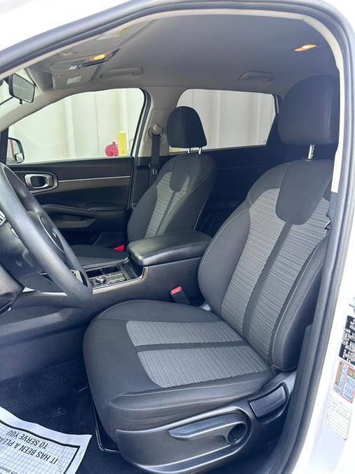 Used 2023 Kia Sorento LX image 37