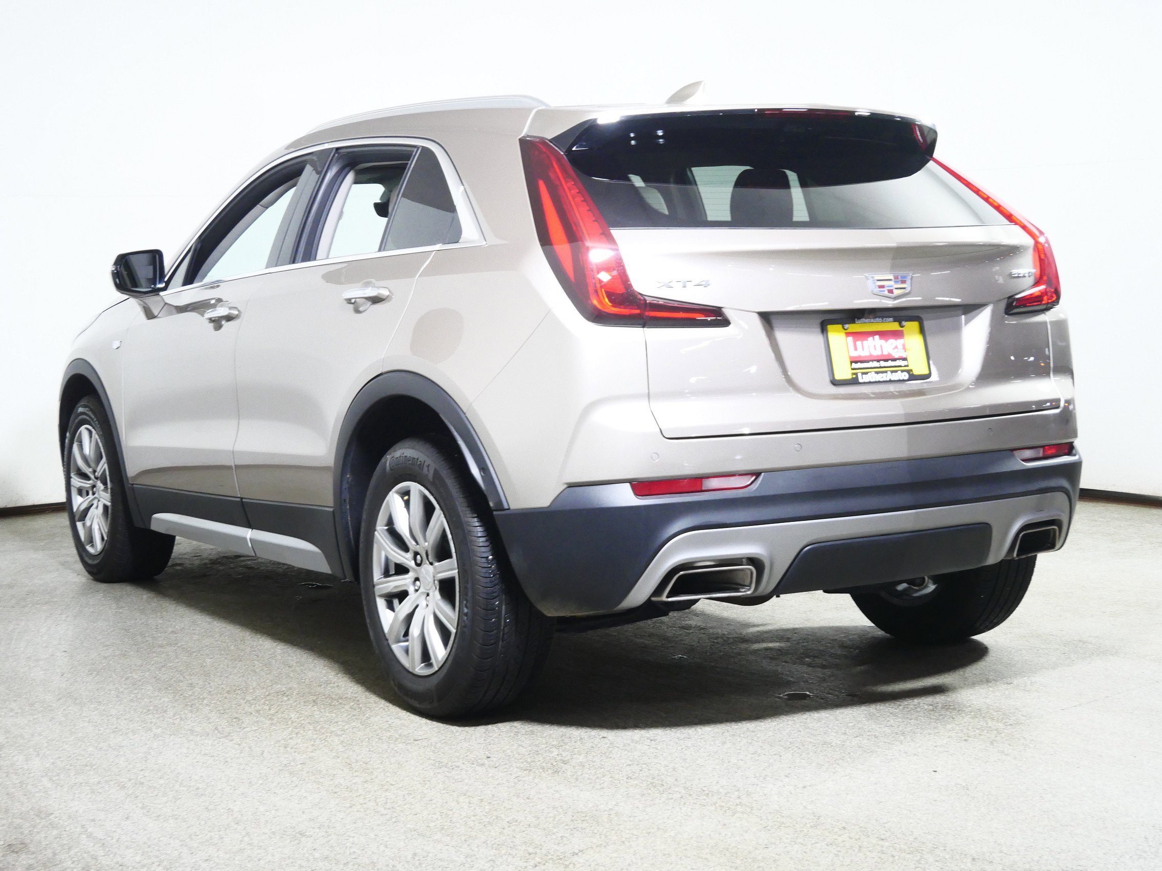 Used 2022 Cadillac XT4 Premium Luxury w/ Enhanced Visibility Package image 5