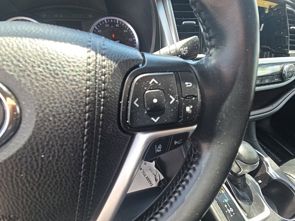 Used 2019 Toyota Highlander XLE AWD/4WD image 19
