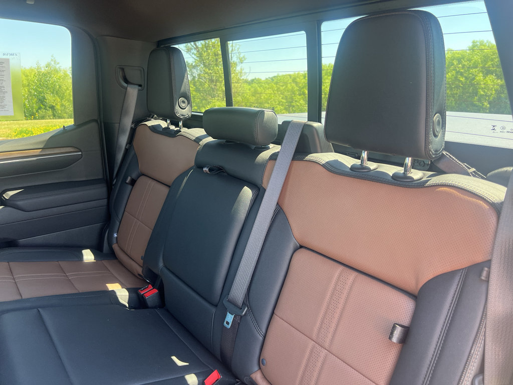 Used 2025 Chevrolet Silverado 1500 High Country AWD/4WD image 37