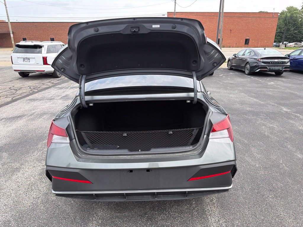 Used 2025 Hyundai Elantra Sport FWD image 11