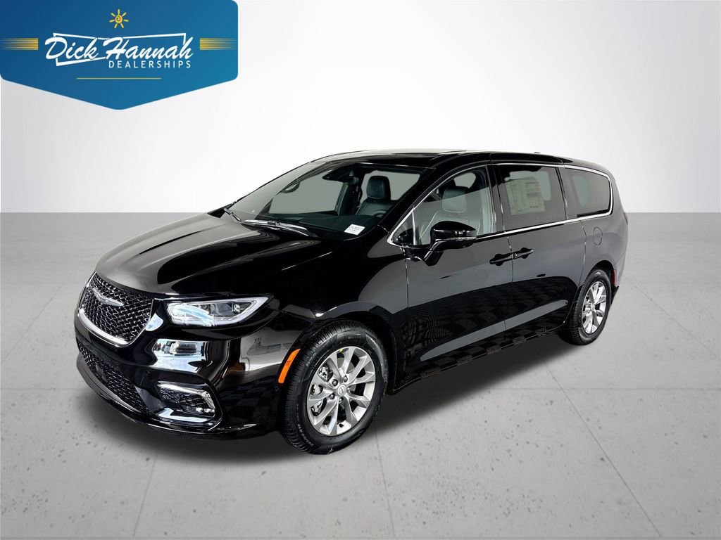 New 2026 Chrysler Pacifica Limited w/ Uconnect Theater Family Group