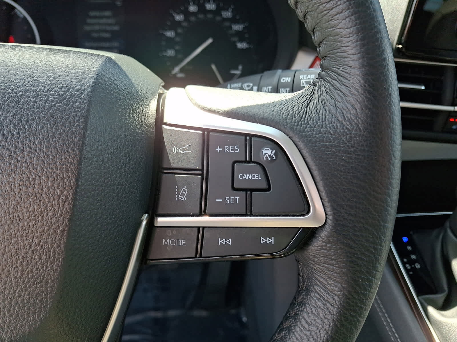 Used 2023 Toyota Sienna XLE AWD/4WD image 25